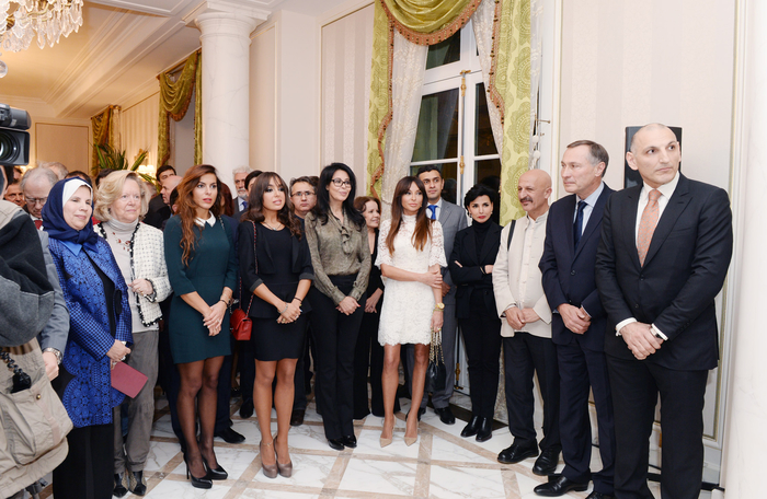 Parisdə təşkil edilmiş sərgidə Azərbaycanın birinci xanımı Mehriban Əliyeva iştirak etmişdir (FOTO)