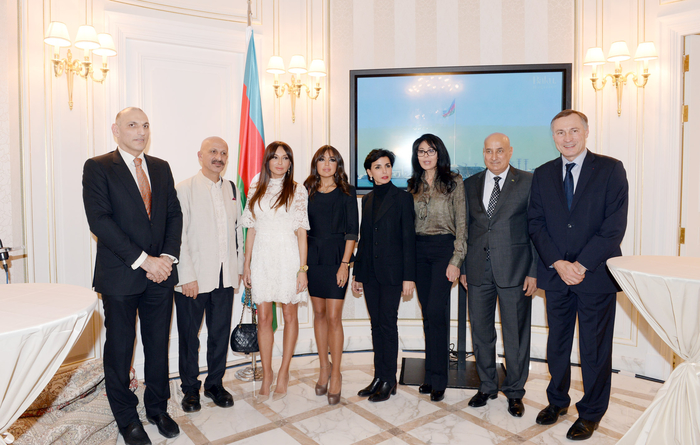 Parisdə təşkil edilmiş sərgidə Azərbaycanın birinci xanımı Mehriban Əliyeva iştirak etmişdir (FOTO)