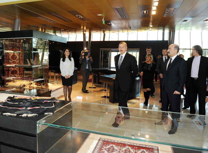 Prezident İlham Əliyev Xalça Muzeyinin yeni binasında sərgilərin tərtibatının təşkili ilə tanış olub (FOTO)