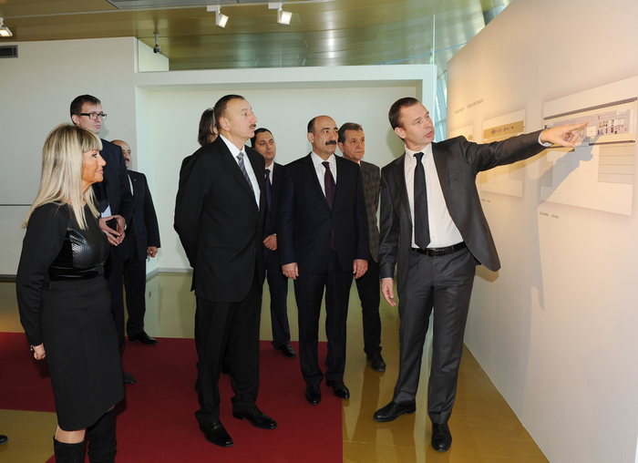 Prezident İlham Əliyev Xalça Muzeyinin yeni binasında sərgilərin tərtibatının təşkili ilə tanış olub (FOTO)