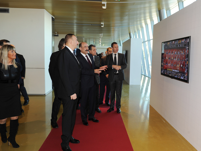 Prezident İlham Əliyev Xalça Muzeyinin yeni binasında sərgilərin tərtibatının təşkili ilə tanış olub (FOTO)