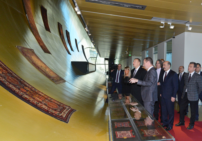 Prezident İlham Əliyev Xalça Muzeyinin yeni binasında sərgilərin tərtibatının təşkili ilə tanış olub (FOTO)