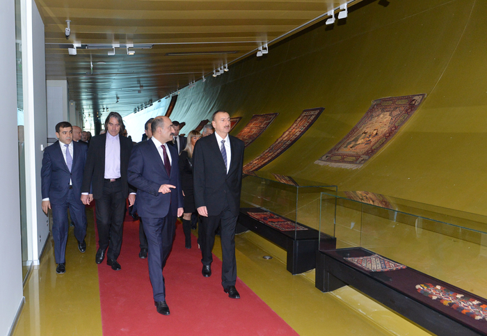 Prezident İlham Əliyev Xalça Muzeyinin yeni binasında sərgilərin tərtibatının təşkili ilə tanış olub (FOTO)