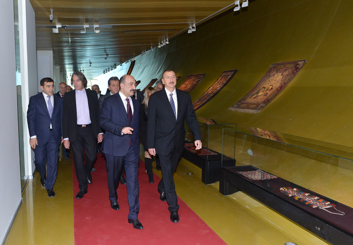 Prezident İlham Əliyev Xalça Muzeyinin yeni binasında sərgilərin tərtibatının təşkili ilə tanış olub (FOTO)