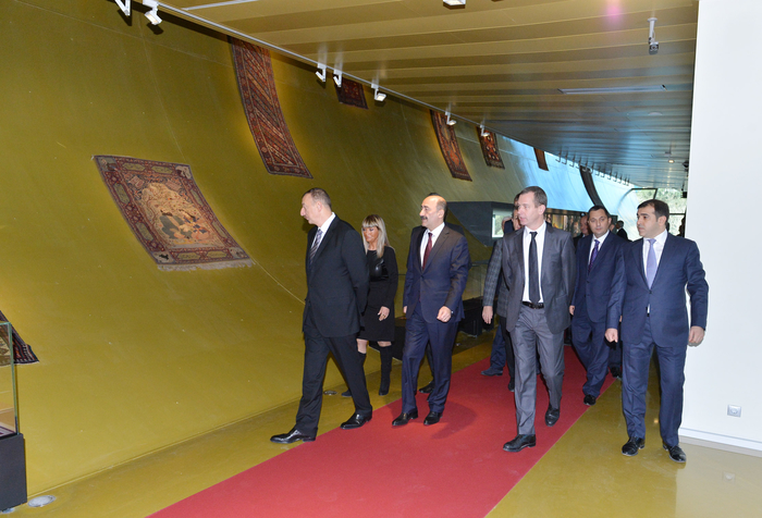 Prezident İlham Əliyev Xalça Muzeyinin yeni binasında sərgilərin tərtibatının təşkili ilə tanış olub (FOTO)