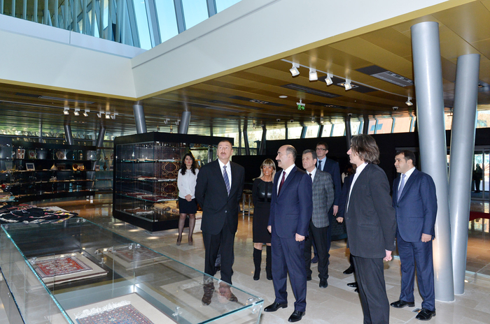 Prezident İlham Əliyev Xalça Muzeyinin yeni binasında sərgilərin tərtibatının təşkili ilə tanış olub (FOTO)