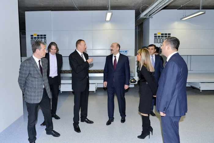 Prezident İlham Əliyev Xalça Muzeyinin yeni binasında sərgilərin tərtibatının təşkili ilə tanış olub (FOTO)