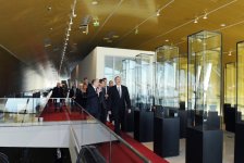 Prezident İlham Əliyev Xalça Muzeyinin yeni binasında sərgilərin tərtibatının təşkili ilə tanış olub (FOTO)