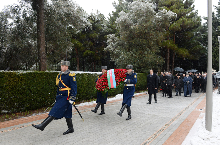 Prezident İlham Əliyev və xanımı ümummilli lider Heydər Əliyevin məzarını ziyarət ediblər (ƏLAVƏ OLUNUB) (FOTO)