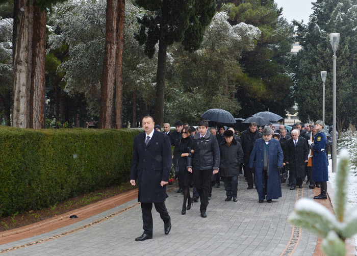 Prezident İlham Əliyev və xanımı ümummilli lider Heydər Əliyevin məzarını ziyarət ediblər (ƏLAVƏ OLUNUB) (FOTO)