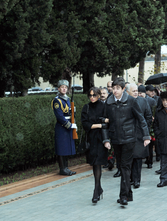 Prezident İlham Əliyev və xanımı ümummilli lider Heydər Əliyevin məzarını ziyarət ediblər (ƏLAVƏ OLUNUB) (FOTO)