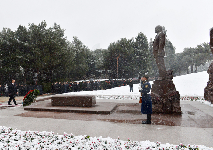 Prezident İlham Əliyev və xanımı ümummilli lider Heydər Əliyevin məzarını ziyarət ediblər (ƏLAVƏ OLUNUB) (FOTO)