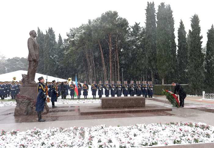 Prezident İlham Əliyev və xanımı ümummilli lider Heydər Əliyevin məzarını ziyarət ediblər (ƏLAVƏ OLUNUB) (FOTO)