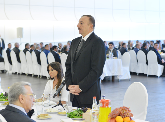 Prezident İlham Əliyevin adından ümummilli lider Heydər Əliyevin vəfatı günü ilə əlaqədar ehsan verilib  (FOTO)