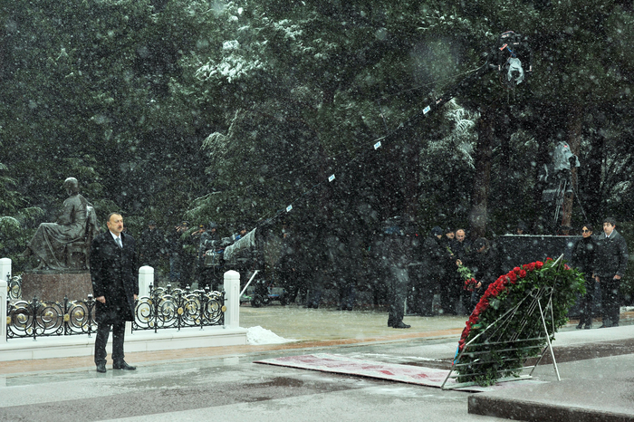 Prezident İlham Əliyev və xanımı ümummilli lider Heydər Əliyevin məzarını ziyarət ediblər (ƏLAVƏ OLUNUB) (FOTO)