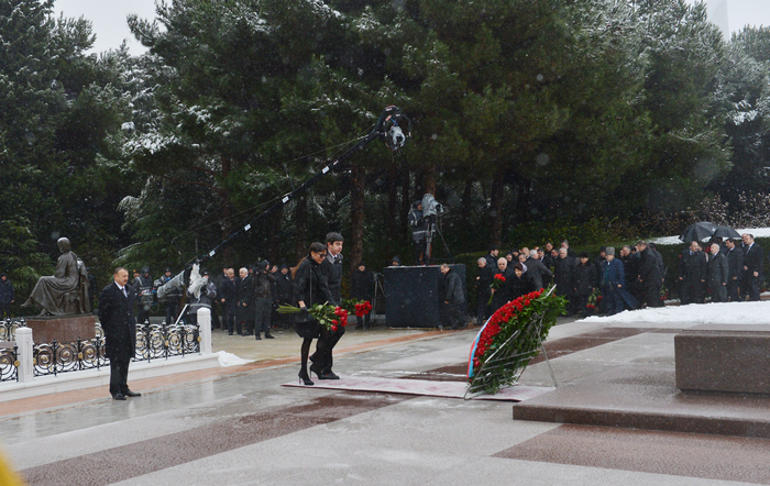 Prezident İlham Əliyev və xanımı ümummilli lider Heydər Əliyevin məzarını ziyarət ediblər (ƏLAVƏ OLUNUB) (FOTO)