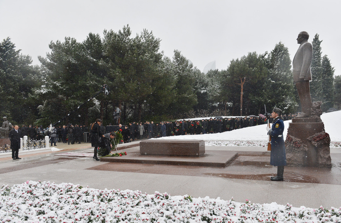 Prezident İlham Əliyev və xanımı ümummilli lider Heydər Əliyevin məzarını ziyarət ediblər (ƏLAVƏ OLUNUB) (FOTO)
