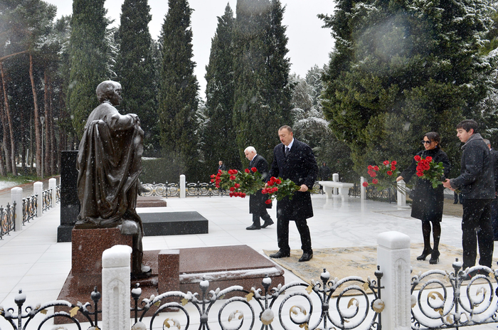 Prezident İlham Əliyev və xanımı ümummilli lider Heydər Əliyevin məzarını ziyarət ediblər (ƏLAVƏ OLUNUB) (FOTO)