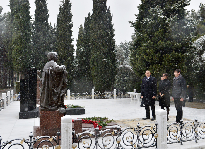 Prezident İlham Əliyev və xanımı ümummilli lider Heydər Əliyevin məzarını ziyarət ediblər (ƏLAVƏ OLUNUB) (FOTO)