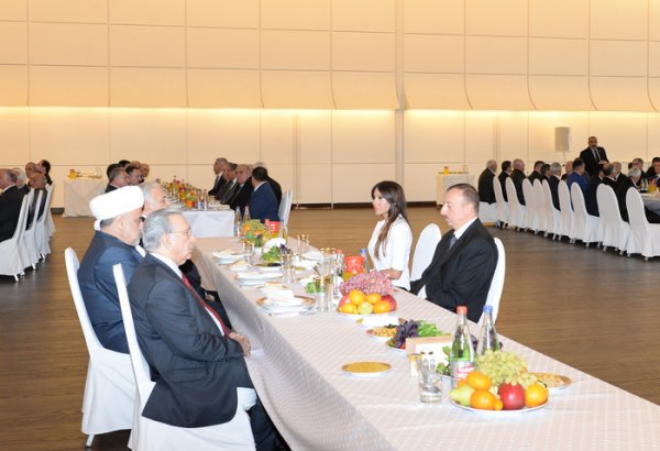 Prezident İlham Əliyevin adından ümummilli lider Heydər Əliyevin vəfatı günü ilə əlaqədar ehsan verilib  (FOTO)