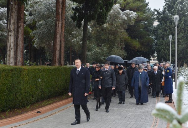 Prezident İlham Əliyev və xanımı ümummilli lider Heydər Əliyevin məzarını ziyarət ediblər (ƏLAVƏ OLUNUB) (FOTO)