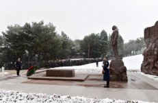 Prezident İlham Əliyev və xanımı ümummilli lider Heydər Əliyevin məzarını ziyarət ediblər (ƏLAVƏ OLUNUB) (FOTO)