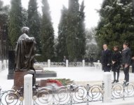 Prezident İlham Əliyev və xanımı ümummilli lider Heydər Əliyevin məzarını ziyarət ediblər (ƏLAVƏ OLUNUB) (FOTO)