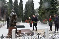 Prezident İlham Əliyev və xanımı ümummilli lider Heydər Əliyevin məzarını ziyarət ediblər (ƏLAVƏ OLUNUB) (FOTO)