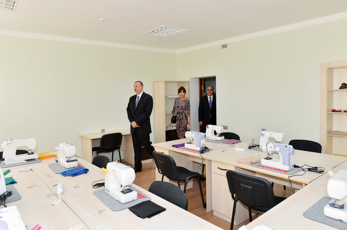 Prezident İlham Əliyev və xanımı Yeni Ramana qəsəbəsində Sağlamlıq İmkanları Məhdud Gənclərin Peşə Reabilitasiya Mərkəzinin açılışında iştirak ediblər (FOTO)