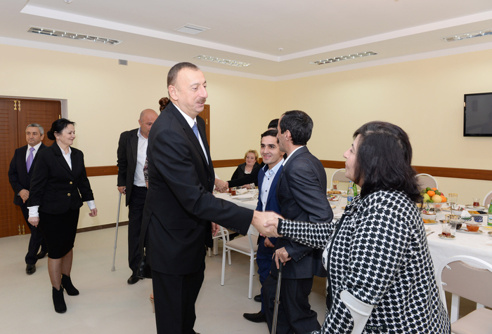 Prezident İlham Əliyev və xanımı Yeni Ramana qəsəbəsində Sağlamlıq İmkanları Məhdud Gənclərin Peşə Reabilitasiya Mərkəzinin açılışında iştirak ediblər (FOTO)