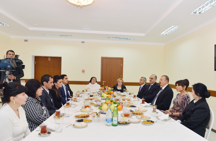 Prezident İlham Əliyev və xanımı Yeni Ramana qəsəbəsində Sağlamlıq İmkanları Məhdud Gənclərin Peşə Reabilitasiya Mərkəzinin açılışında iştirak ediblər (FOTO)