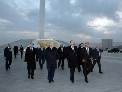 Dağıstan Respublikasının Prezidenti Ramazan Abdulatipov Dövlət Bayrağı Meydanı ilə tanış olmuşdur (FOTO)