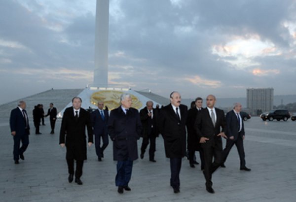 Dağıstan Respublikasının Prezidenti Ramazan Abdulatipov Dövlət Bayrağı Meydanı ilə tanış olmuşdur (FOTO)