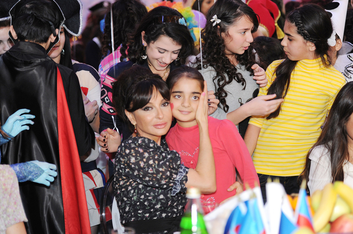Mehriban Əliyeva: Biz hamımız öz ölkəmizlə fəxr etməliyik və Azərbaycanın inkişafı, daha da güclənməsi üçün çalışmalıyıq (FOTO)