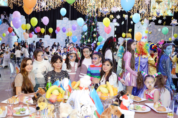 Mehriban Əliyeva: Biz hamımız öz ölkəmizlə fəxr etməliyik və Azərbaycanın inkişafı, daha da güclənməsi üçün çalışmalıyıq (FOTO)