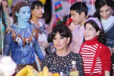 Mehriban Əliyeva: Biz hamımız öz ölkəmizlə fəxr etməliyik və Azərbaycanın inkişafı, daha da güclənməsi üçün çalışmalıyıq (FOTO)