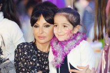 Mehriban Əliyeva: Biz hamımız öz ölkəmizlə fəxr etməliyik və Azərbaycanın inkişafı, daha da güclənməsi üçün çalışmalıyıq (FOTO)
