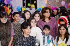 Mehriban Əliyeva: Biz hamımız öz ölkəmizlə fəxr etməliyik və Azərbaycanın inkişafı, daha da güclənməsi üçün çalışmalıyıq (FOTO)