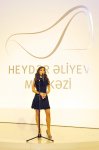 Mehriban Əliyeva Heydər Əliyev Mərkəzində "Fly to Baku. Müasir Azərbaycan İncəsənəti" sərgisinin açılışında iştirak edib (FOTO)