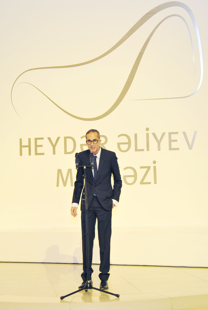 Mehriban Əliyeva Heydər Əliyev Mərkəzində "Fly to Baku. Müasir Azərbaycan İncəsənəti" sərgisinin açılışında iştirak edib (FOTO)