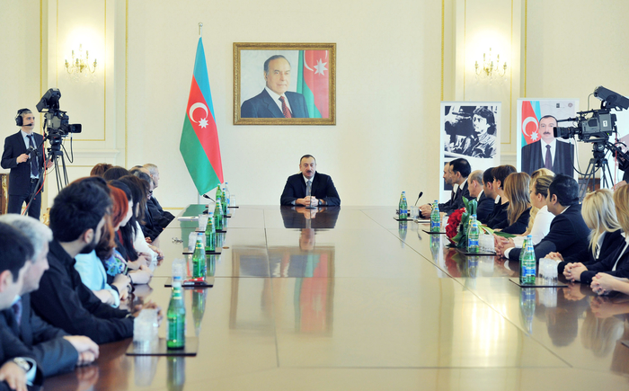 Prezident İlham Əliyevə Milli Qəhrəman Çingiz Mustafayev Fondu və ANS Şirkətlər Qrupunun "2013-cü ilin adamı" mükafatı təqdim olunub (FOTO)