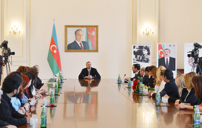 Prezident İlham Əliyevə Milli Qəhrəman Çingiz Mustafayev Fondu və ANS Şirkətlər Qrupunun "2013-cü ilin adamı" mükafatı təqdim olunub (FOTO)