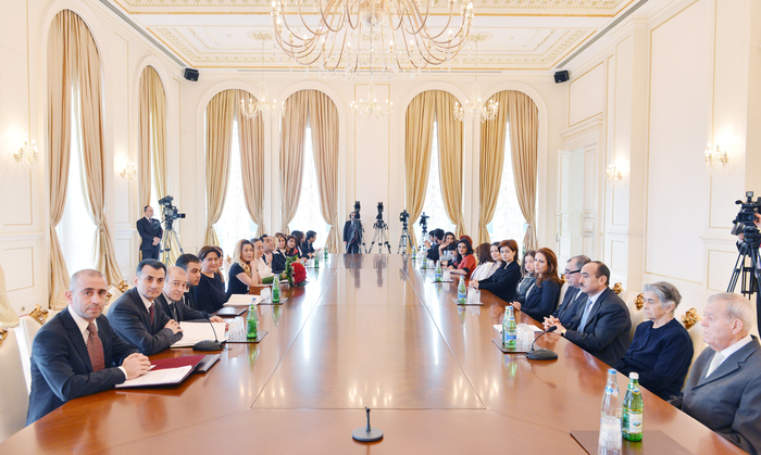 Prezident İlham Əliyevə Milli Qəhrəman Çingiz Mustafayev Fondu və ANS Şirkətlər Qrupunun "2013-cü ilin adamı" mükafatı təqdim olunub (FOTO)
