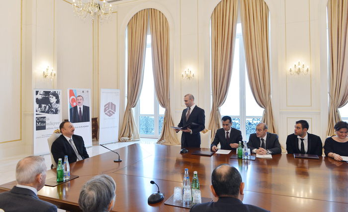 Prezident İlham Əliyevə Milli Qəhrəman Çingiz Mustafayev Fondu və ANS Şirkətlər Qrupunun "2013-cü ilin adamı" mükafatı təqdim olunub (FOTO)