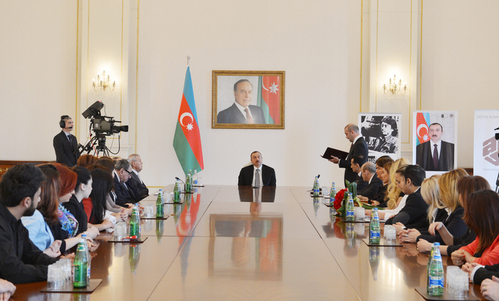 Prezident İlham Əliyevə Milli Qəhrəman Çingiz Mustafayev Fondu və ANS Şirkətlər Qrupunun "2013-cü ilin adamı" mükafatı təqdim olunub (FOTO)