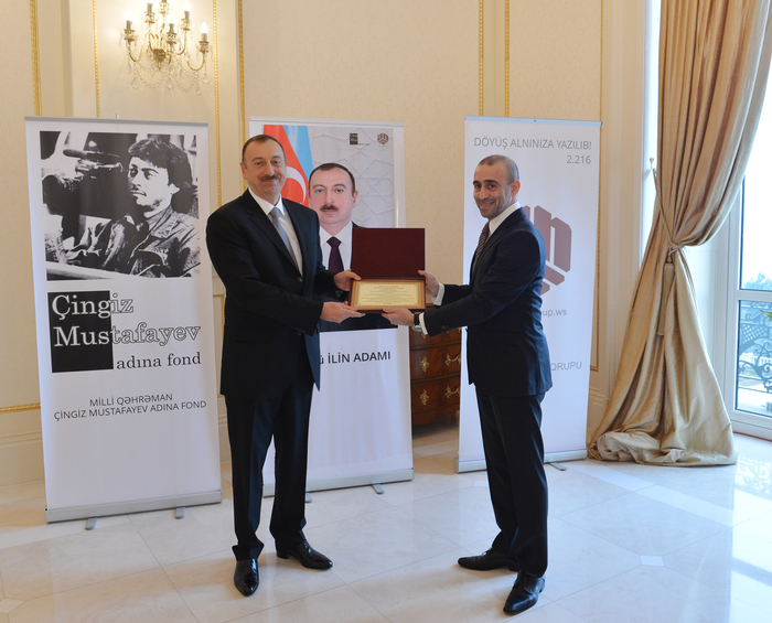 Prezident İlham Əliyevə Milli Qəhrəman Çingiz Mustafayev Fondu və ANS Şirkətlər Qrupunun "2013-cü ilin adamı" mükafatı təqdim olunub (FOTO)