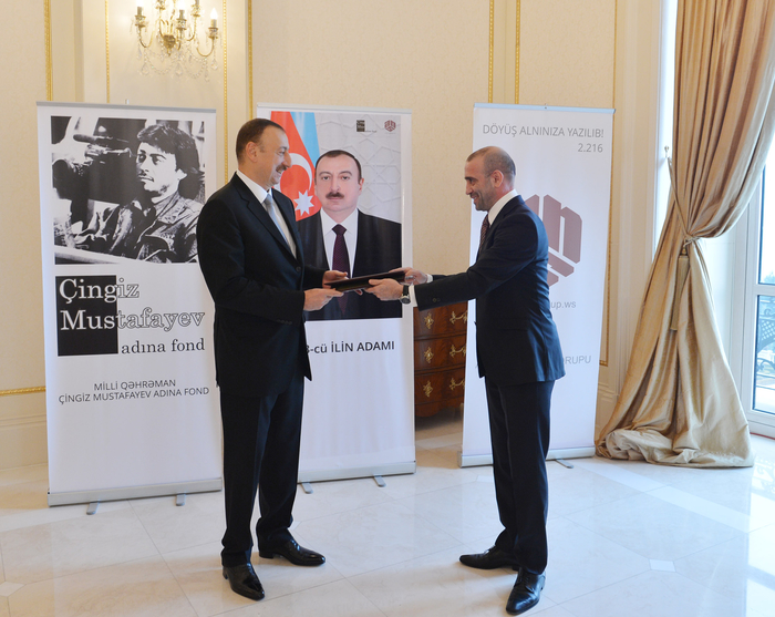 Prezident İlham Əliyevə Milli Qəhrəman Çingiz Mustafayev Fondu və ANS Şirkətlər Qrupunun "2013-cü ilin adamı" mükafatı təqdim olunub (FOTO)