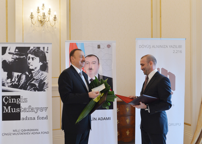 Prezident İlham Əliyevə Milli Qəhrəman Çingiz Mustafayev Fondu və ANS Şirkətlər Qrupunun "2013-cü ilin adamı" mükafatı təqdim olunub (FOTO)