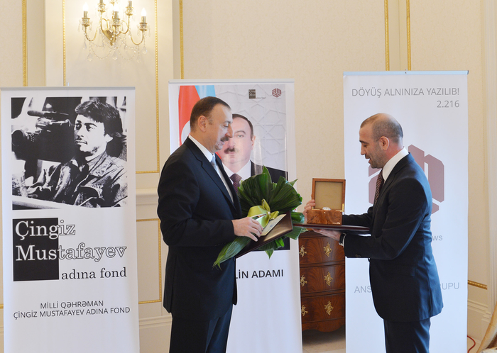 Prezident İlham Əliyevə Milli Qəhrəman Çingiz Mustafayev Fondu və ANS Şirkətlər Qrupunun "2013-cü ilin adamı" mükafatı təqdim olunub (FOTO)