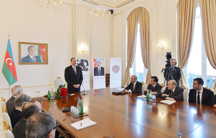 Prezident İlham Əliyevə Milli Qəhrəman Çingiz Mustafayev Fondu və ANS Şirkətlər Qrupunun "2013-cü ilin adamı" mükafatı təqdim olunub (FOTO)